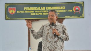 Motivator Aqua Dwipayana saat memberikan pembekalan ilmu komunikasi kepada prajurit jajaran Korem 071/WK di Banyumas, 3/8 (dok. KM)