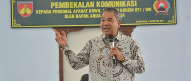 Motivator Aqua Dwipayana saat memberikan pembekalan ilmu komunikasi kepada prajurit jajaran Korem 071/WK di Banyumas, 3/8 (dok. KM)