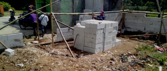 Pembangunan aula di Kantor Kepala Desa Kotabatu, Kecamatan Ciomas (dok. KM)
