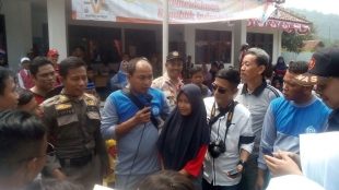 Pelawak Azis Gagap memberikan semangat kepada warga Leuwisadeng saat semarak HUT RI ke-72, Sabtu 12/8 (dok. KM)