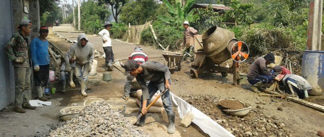 Pengerjaan jalan di kampung Babakan RW07, Desa Palasari, Cijeruk (dok. KM)