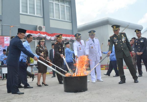 Bupati Banyumas didampingi Wakil Bupati dan Danrem 071/Wk serta Forkopimda Banyumas dalam acara pemusnahan barang barang sitaan napi di Lapas kelas ll A Purwokerto