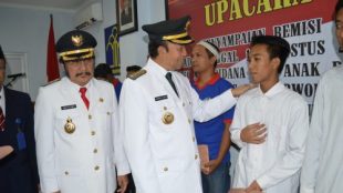 Bupati Banyumas Achmad Husein dan Wakil Bupati Banyumas Budi Setyawan saat penyerahan Remisi secara simbolik di Lapas Kelas ll A Purwokerto.