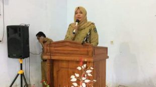 Bupati Bima Indah Dhamayanti Putri saat Rapat Evaluasi Penerimaan Pajak Bumi dan Bangunan tahun 2016 di Aula Kantor Bupati Bima, Senin 28/8 (dok. KM)