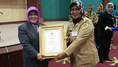 Bupati Bogor Nurhayanti memberikan penghargan Desa Lunas PBB kepada Kades Kalong I, Kecamatan Leuwisadeng, Yenih Permana (dok. KM)