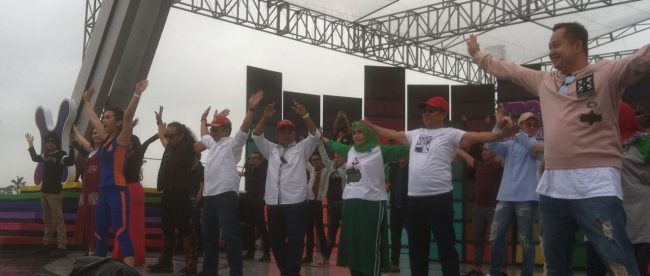 Bupati, Wakil Bupati dan Sekda Tasikmalaya bersenam saus SCTV di atas [anggung 