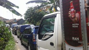 Jl Alternatif Cigombong macet, imbas dari pembangunnan proyek Jembatan Cisalopa (dok. KM)