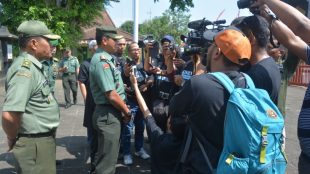 Danrem 071/WK Kolonel Inf Suhardi saat penyampaian acara tentang "Indonesia Lebih Kasih Sayang" pada awak media di depan Makorem 071/WK Sokaraja Banyumas.