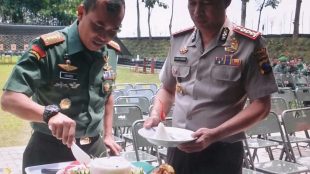 Potong tumpeng saat acara silaturahmi peresmian lapangan tembak di Makorem 071/Wk, Senin7/8 (dok. KM)