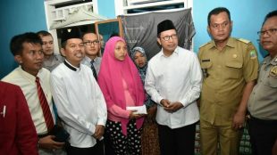 Bupati Purwakarta Dedi Mulyadi dan Menteri Agama Lukman Hakim Saifuddin saat berkunjung dan memberikan santunan kepada keluarga Joya, pria yang dituduh mencuri pengeras suara musala dan dibakar massa, Rabu 9/8 (dok. KM)