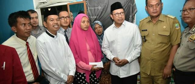 Bupati Purwakarta Dedi Mulyadi dan Menteri Agama Lukman Hakim Saifuddin saat berkunjung dan memberikan santunan kepada keluarga Joya, pria yang dituduh mencuri pengeras suara musala dan dibakar massa, Rabu 9/8 (dok. KM)