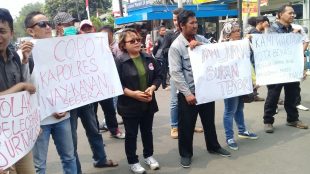 Aksi unjuk rasa wartawan di depan Mapolrestro Bekasi, Kamis 31/8 (dok. KM)