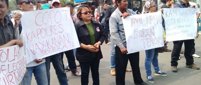 Aksi unjuk rasa wartawan di depan Mapolrestro Bekasi, Kamis 31/8 (dok. KM)