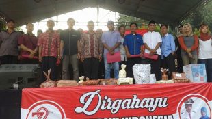 Jajaran Pemerintah Desa Warung Menteng di atas panggung usai pelantikan RT/RW (dok. KM)