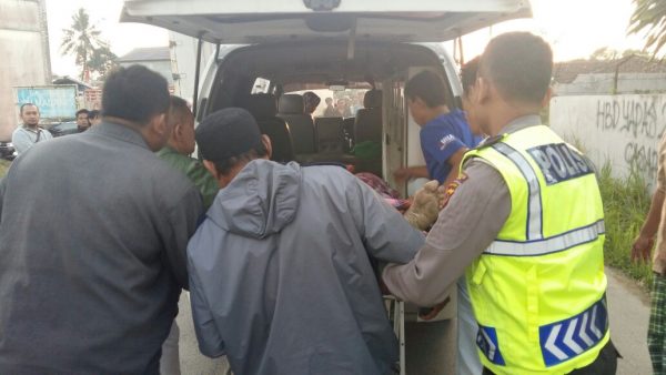 Puskesmas Caringin enggan memberikan bantuan ambulans, akhirnya pihak Kepolisian mendapat bantuan ambulans dari Puskesmas Cigombong untuk mengevakuasi jenazah korban kecelakaan maut (dok. KM)