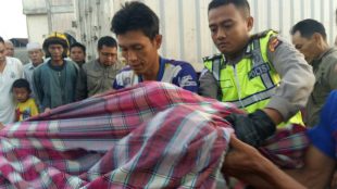 Proses evakuasi jenazah korban kecelakaan maut di Cigombong, Selasa 29/8 pagi (dok. KM)