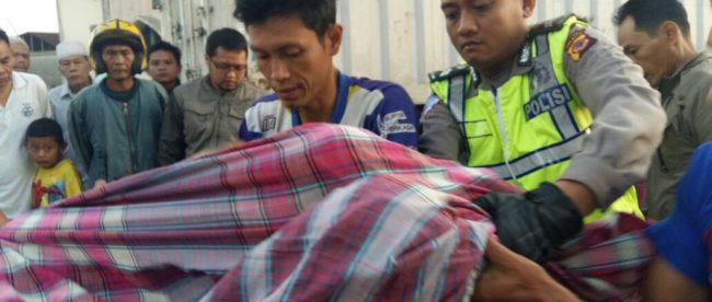 Proses evakuasi jenazah korban kecelakaan maut di Cigombong, Selasa 29/8 pagi (dok. KM)