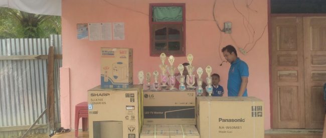 Beragam hadiah yang diperebutkan dalam lomba-lomba 17 Agustus yang disponsori oleh KPM Honda Rimo, Aceh Singkil (dok. KM)