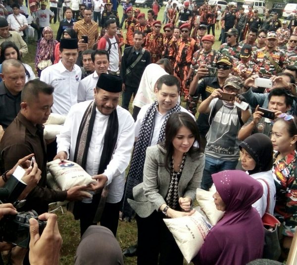 Hary Tanoe dan Gus Ali Fauzi membagikan sembako kepada warga (Dok. KM)