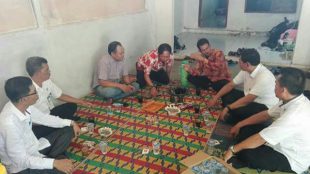 Kadiskum Kabupaten Tangerang Teddi S bersama Staf Kecamatan Cisoka saat mengunjungi lokasi pembuatan Sepatu di bawah Naungan Himpunan Home Industri dan Pengrajin Tangerang Raya (HIPTAR) (dok. KM/Moses)