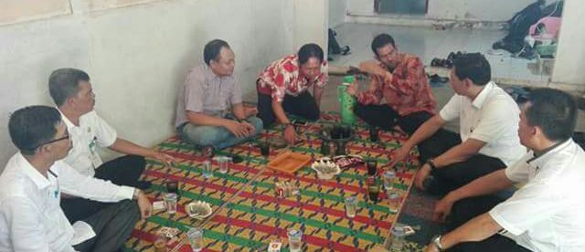 Kadiskum Kabupaten Tangerang Teddi S bersama Staf Kecamatan Cisoka saat mengunjungi lokasi pembuatan Sepatu di bawah Naungan Himpunan Home Industri dan Pengrajin Tangerang Raya (HIPTAR) (dok. KM/Moses)