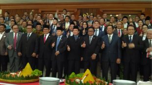 Ketua DPR Setya Novanto dan Ketua DPD Oesman Sapta Odang bersama anggota DPR beroto bersama, Selasa 29/8 (dok. KM)