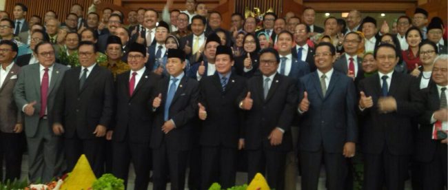 Ketua DPR Setya Novanto dan Ketua DPD Oesman Sapta Odang bersama anggota DPR beroto bersama, Selasa 29/8 (dok. KM)