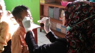 Pemberian imunisasi Campak-Rubella kepada siswa di SDN Wijirejo 2 Pandak, Bantul (dok. KM)