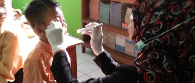 Pemberian imunisasi Campak-Rubella kepada siswa di SDN Wijirejo 2 Pandak, Bantul (dok. KM)
