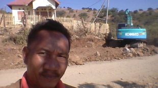 Warga memperlihatkan dampak proyek pelebaran jalan provinsi NTB ruas Tawali-Sape (dok. KM)