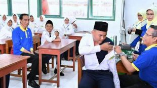 Presiden Joko Widodo menyaksikan pemberian suntik imunisasi MR di Yogyakarta, 2/8 (dok. KM)