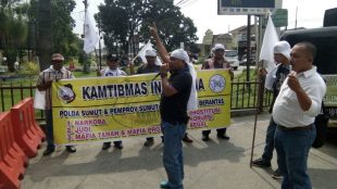 Aktivis Badan Kamtibmas berorasi di depan Mapolda Sumatera Utara, Kamis 24/8 (dok. KM)