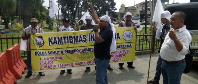 Aktivis Badan Kamtibmas berorasi di depan Mapolda Sumatera Utara, Kamis 24/8 (dok. KM)