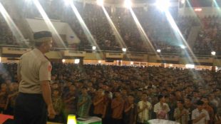 Kapolsek Dramaga AKP Doddy Rosjadi saat menyampaikan himbauan kepada mahasiswa baru IPB (dok. KM)