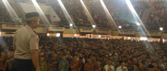 Kapolsek Dramaga AKP Doddy Rosjadi saat menyampaikan himbauan kepada mahasiswa baru IPB (dok. KM)