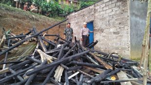 Reruntuhan dari rumah milik Haris, warga Cileuksa yang rumahnya kebakaran akibat ledakan tabung gas 3kg Kamis 10/8/17 (dok. KM)