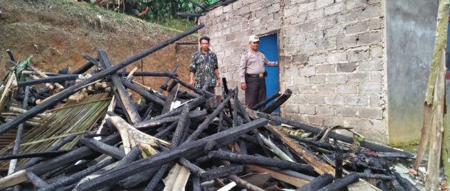 Reruntuhan dari rumah milik Haris, warga Cileuksa yang rumahnya kebakaran akibat ledakan tabung gas 3kg Kamis 10/8/17 (dok. KM)