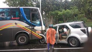 Kondisi mobil dan bus yang terlibat calam kecelakaan lalu lintas di Jalan Raya Puncak, Ciloto, Cianjur Selasa 8/8