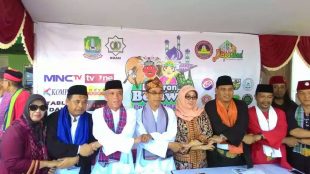 Camat Pondok Melati Ika Indar Yanti (keempat dari kanan) bersama tokoh Betawi sepakat siap menjaga budaya Betawi (dok. KM)