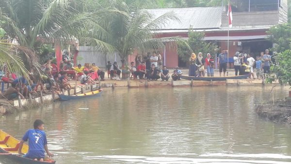 Lomba dayung sampan di Kecamatan Gunung Meriah, Minggu 13/8 (dok. KM)