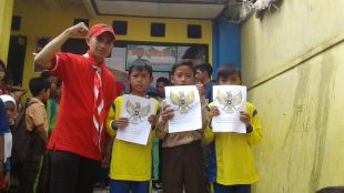 Siswa SDN Tegallangkap 1, Desa Gunung Malang, Bogor, Memperlihatkan karyanya (dok. KM)