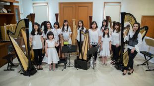 Maria Pratiwi (kanan) bersama para muridnya terlihat bersemangat dan senang dapat melakukan Home Concert dengan sukses menjelang Ensemble Festival 2017 (dok. KM)