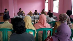 Bhabinkamtibmas Desa Pasir Jaya, Cigombong, menyampaikan himbauan kepada warga yang mengikuti musrenbang, Senin 28/8 (dok. KM)