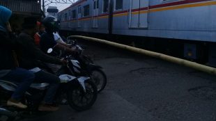 Palang pintupenyeberangan rel kereta di dekat stasiun Bojonggede, Bogor, masih gunakan bambu (dok. KM)