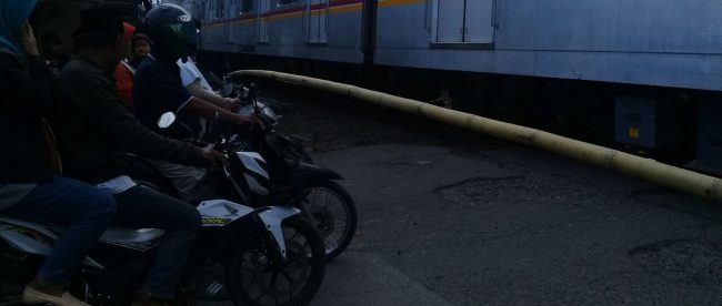 Palang pintupenyeberangan rel kereta di dekat stasiun Bojonggede, Bogor, masih gunakan bambu (dok. KM)