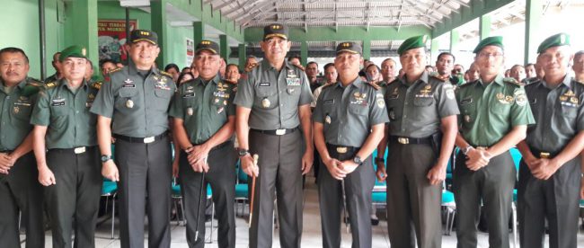 Pangdam Jaya Mayjen Jaswandi (tengah) saat berkunjung ke Makodim Depok, Selasa 1/8/17 (dok. KM)