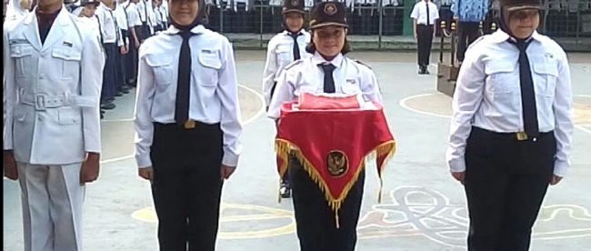 Paskibra SMPN 1 Depok saat akan mengibarkan bendera Merah Putih pada Upacara HUT RI ke-72, Kamis 17/8 (dok. KM)