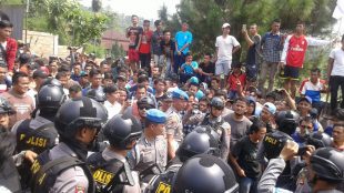 Aparat kepolisian bersenjata lengkap berjaga di luar Ponpes Ibnu Mas'ud, Desa Sukajaya, Kecamatan Tamansari, Kamis 17/8 (dok. KM)