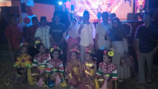 Warga dan anak-anak yang tampil pada Pentas Seni Warga Jatiwarna, Sabtu 26/8 (dok. KM)