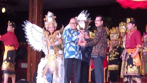 Direktur Seni Budaya TMII Sulistiyo (tengah) menerima kembali piala bergilir dari Provinsi Bali yang siap diperebutkan kembali (dok. KM)